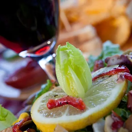 לינה וארוחת בוקר Victoria's 3*