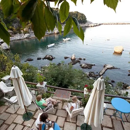 Bed & Breakfast Victoria's Damouchari